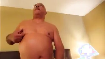 دب شعر يلعب في زبه وهو يرتدي قميصاً بدون أكمام