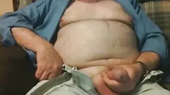 Papá oso peludo se masturba la polla grande
