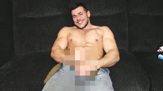 Hunk musculoso bate punheta até gozar
