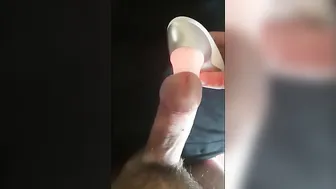 Cara geme e goza forte com o brinquedo womanizer no pau