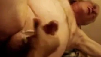 Jovem amador faz punheta lenta e sensual em daddy mais velho