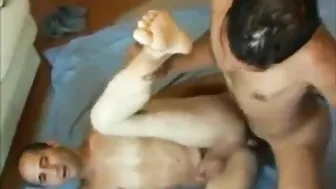 شاب غجري مستقيم يحصل على كريمبي بدون واقي في نيك طيز هاوي