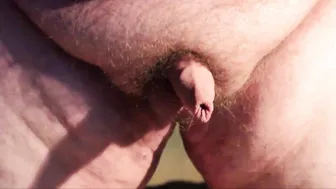 Carinha gordinho brinca com seu pau pequeno em pé