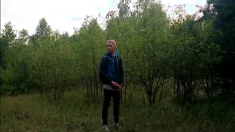 年轻人在森林中撒尿和自慰