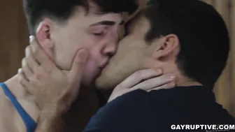 El twink troye jacobs follado a pelo por el huésped andrew miller