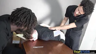 Ladrão asiático twink duplamente fodido por dois oficiais de segura...