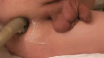 Un jeune amateur étend son cul béant avec un gode pelle du diable