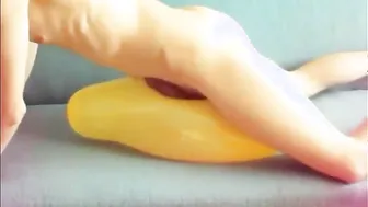 Twink esfrega-se em balão amarelo e goza
