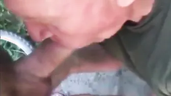 Papai mais velho faz boquete ao ar livre em cena pública amadora
