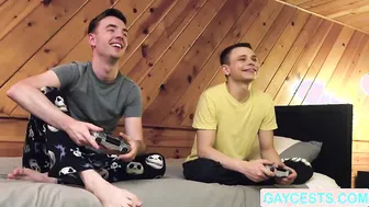 Twink lucas wird rimmed und hart bareback gefickt