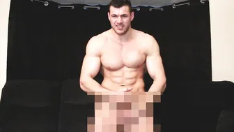 Homem musculoso se dedica no cu em sessão de punheta solo