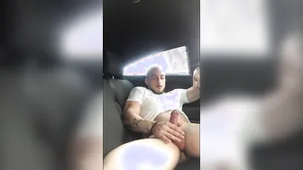 Twink hetero se masturba la polla grande en un coche al aire libre