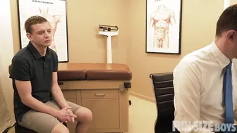 El twink ian recibe su primer examen anal del pervertido dr. wolf
