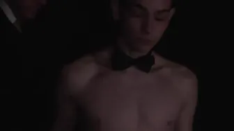 Twink eli barebacked por musculoso dotado después de subasta