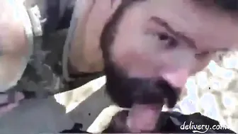 Papá oso recibe una mamada y facial en el bosque