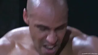 мускулистый красавец с большим членом жестко трахает в сцене raging...