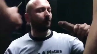 Amateur-twink bekommt mehrere gesichtsbesamungen bei einem bukkake-...