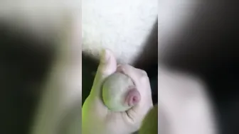 Twink se masturba ao ar livre e goza forte depois de uma semana de ...