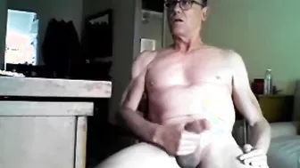 Papá oso maduro se masturba su gran polla amateur en la webcam