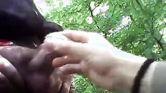 Papá maduro muestra su verga al aire libre en video amateur