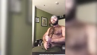 Urso peludo musculoso masturba seu pau grosso em punheta solo