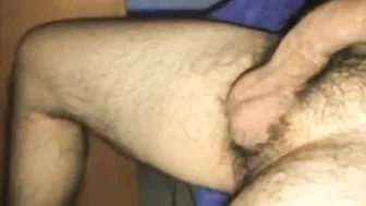 Papai urso latino casado provoca seu grande pau não circuncidado