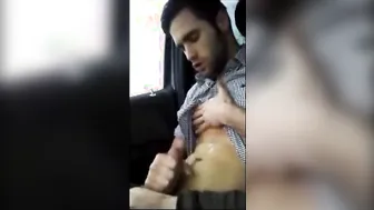 Tío amateur recibe una mamada en el aparcamiento de un centro comer...