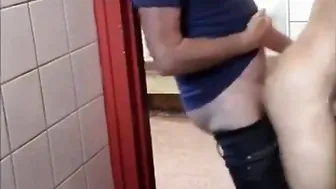 Amadores musculosos e twinks aproveitam boquetes no gloryhole no ba...