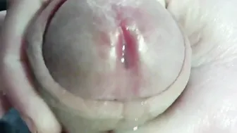 Pov primer plano de una polla afeitada masturbándose y corriéndose ...