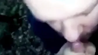 Osito maduro recibe mamada amateur al aire libre de joven impaciente