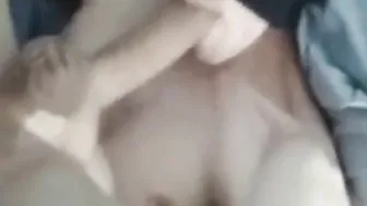 Jovencito amateur se chupa su gran polla hasta correrse