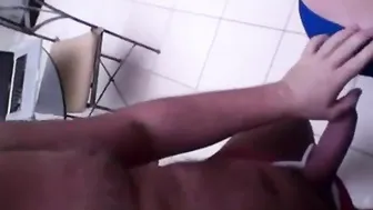 Papás maduros disfrutan del placer anal bareback juntos