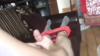 Un twink recibe una mano amiga de su amigo