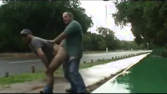 Papá y chico más joven follando al aire libre cerca de la carretera