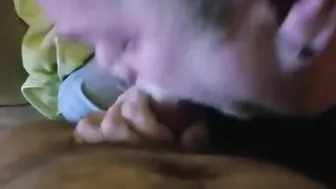 Papá amateur haciendo una mamada con luces navideñas y corrida oral