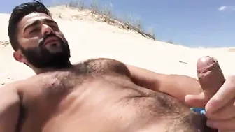 El musculoso hetero se masturba su gran polla en una playa griega s...