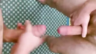 Jovencito se corre dos veces de forma arriesgada en el baño de la e...