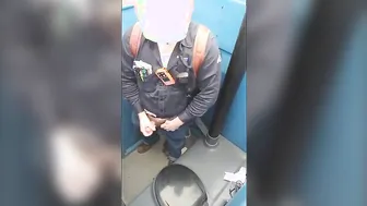عامل ذو لحية يستمني ويقذف في مرحاض متنقل