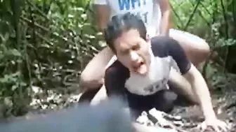 Twink recibe dura cogida a pelo de un extraño en público