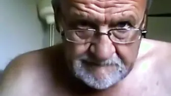 Papá maduro barbudo se masturba la polla y se corre en su vello púbico
