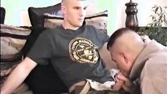 穿制服的直男业余小鲜肉被口交和手交服务