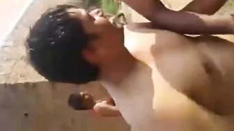 Chicos amateur disfrutan de pajas al aire libre en un campo para di...