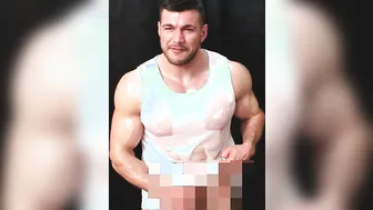 Caralho musculoso e oleoso se masturba de colete durante massagem solo