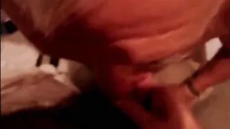 年上の熊がウェブカメラで素人パートナーからフェラチオを受ける