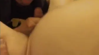 Reifer daddy-bär gibt amateur-blasen und leckt eier