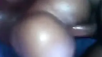 Amateur negro con un culo grande se la follan a pelo y duro