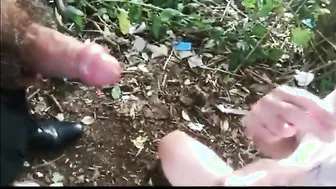 Oso amateur recibe una mamada y da una corrida facial al aire libre