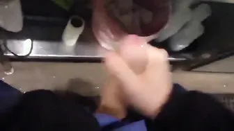 Barista se masturba atrás do balcão no trabalho
