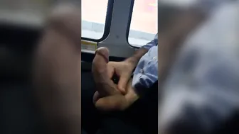 Mec seul se branle dans le bus avec une grosse éjaculation