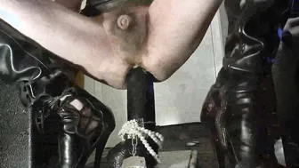 Homem branco magro brinca analmente com consolo bbc